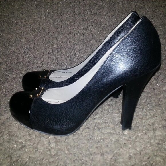 MARC BY MARC JACOBS-Logo Plaque Pump Heels-Black Leather-37.5M-6.5-Excellent - Picture 2 of 7